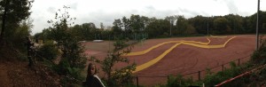 ... Aufbau der Passage auf dem Sportplatz
