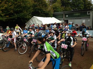 ... um die Mittagszeit beginnen die "U-Rennen" hier Start des U13 Rennens ...